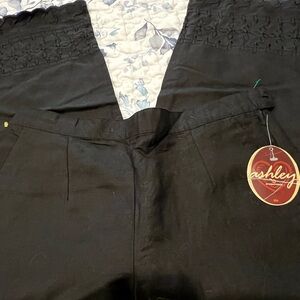 Ashley By 26 International Elegant Black Cropped Pants. Size M.